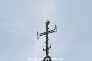 старый крест на церкви со следами пулевых отверстий